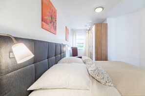 3 bedrooms, travel crib, WiFi, bed sheets