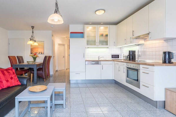 Køleskab, mikrobølgeovn, opvaskemaskine, kaffe-/temaskine