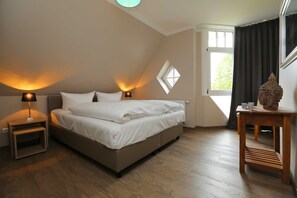 3 bedrooms, travel crib, bed sheets