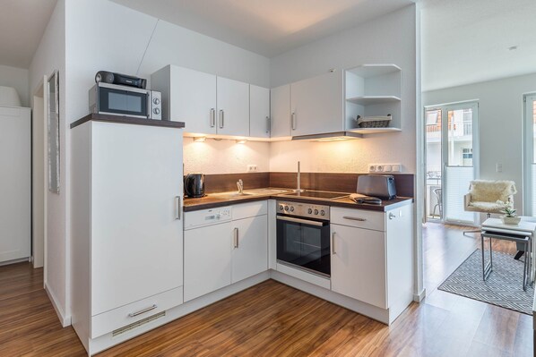 Køleskab, mikrobølgeovn, opvaskemaskine, kaffe-/temaskine