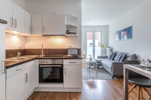 Køleskab, mikrobølgeovn, opvaskemaskine, kaffe-/temaskine