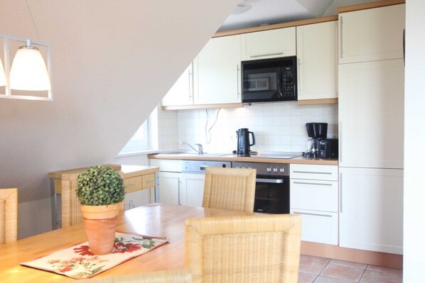 Køleskab, mikrobølgeovn, opvaskemaskine, kaffe-/temaskine