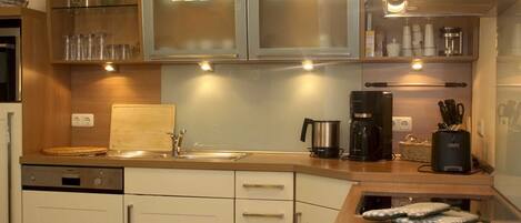 Køleskab, ovn, opvaskemaskine, kaffe-/temaskine