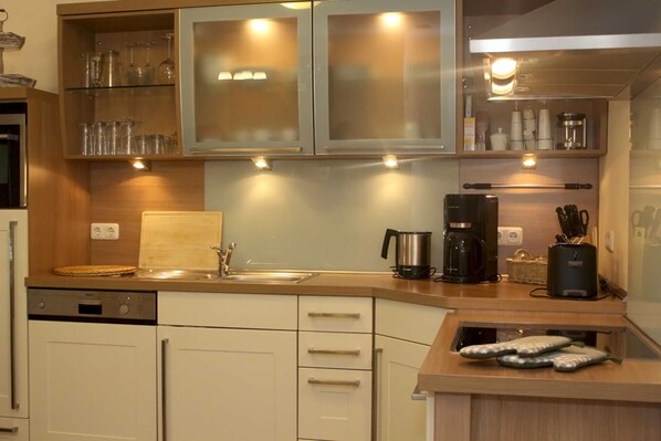 Kühlschrank, Geschirrspüler, Wasserkocher mit Kaffee-/Teezubehör