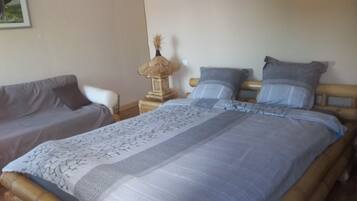 4 chambres, bureau, fer et planche Ă repasser, lit parapluie