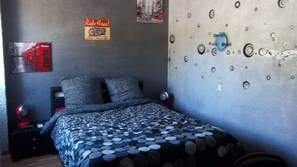 4 habitaciones, escritorio y tabla de planchar con plancha
