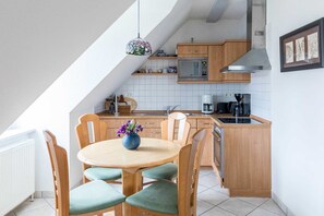 Køleskab, mikrobølgeovn, kaffe-/temaskine, elkedel