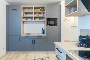 ثلاجة، ميكروويف، غسالة أطباق، ماكينة لصنع القهوة/الشاي