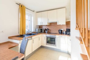 Køleskab, mikrobølgeovn, opvaskemaskine, kaffe-/temaskine