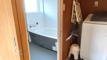 Talo (East) | Kylpyhuone | Erillinen kylpyamme ja suihku, syvä kylpyamme, ilmaiset hygieniatuotteet