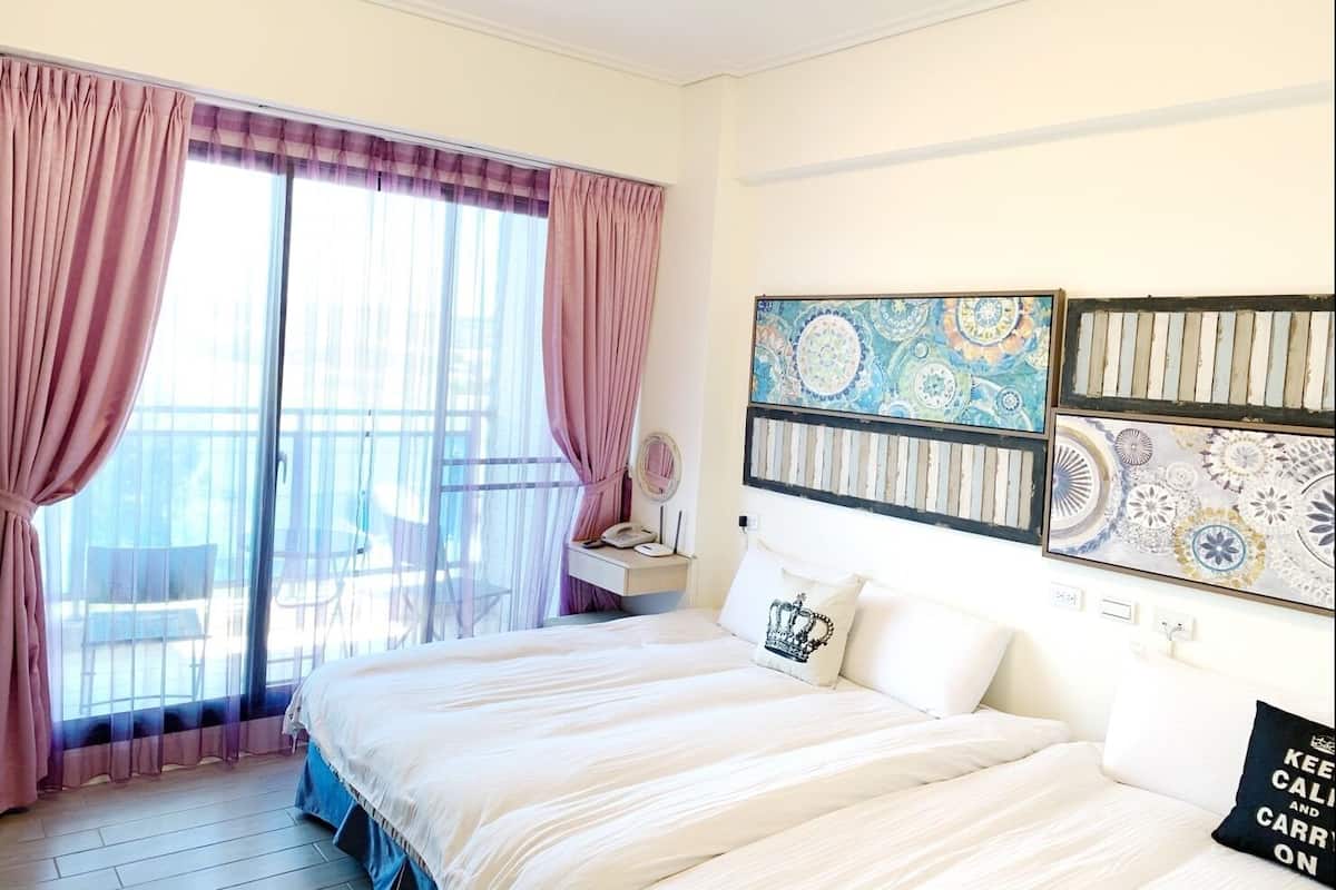 Habitación cuádruple estándar | Ropa de cama de alta calidad, edredones de plumas, escritorio