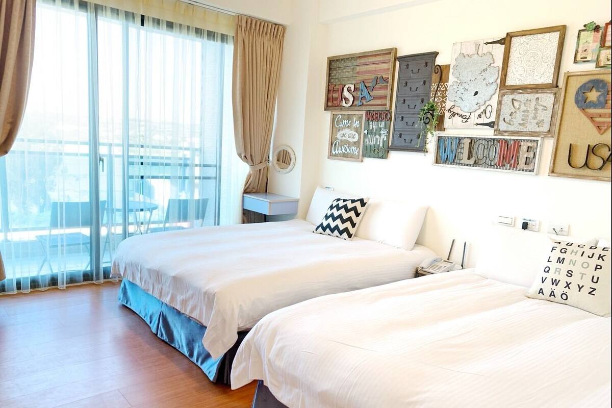 Habitación cuádruple estándar (U.S.A) | Ropa de cama de alta calidad, edredones de plumas, escritorio