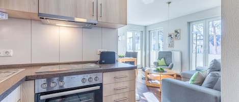 ثلاجة، ميكروويف، غسالة أطباق، ماكينة لصنع القهوة/الشاي