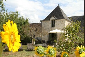 Exterior - 4 star stay with exceptional service in an authentic Quercy setting (Cuzance)
