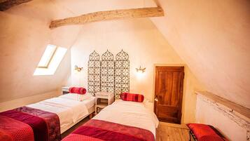 4 bedrooms, iron/ironing board, WiFi, bed sheets