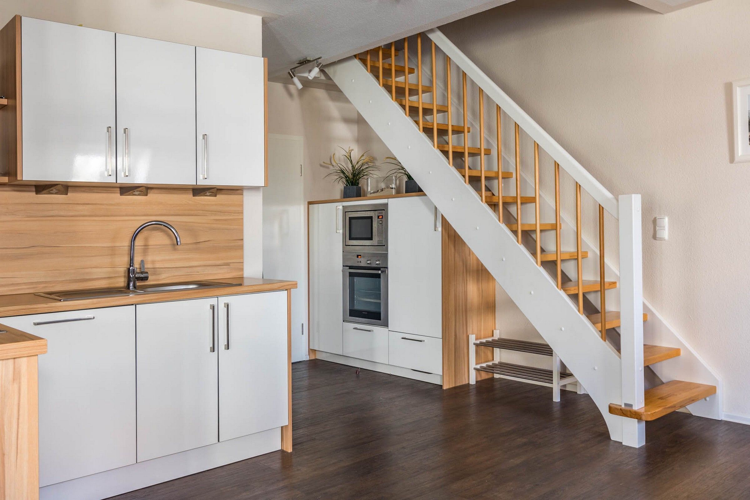 Een koelkast, een magnetron, een vaatwasser