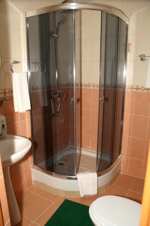 Standard Double Room | Bathroom