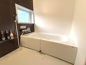 Casa (West) | Baño | Artículos de higiene personal gratuitos, secador de pelo y zapatillas