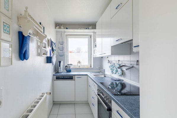 Køleskab, mikrobølgeovn, opvaskemaskine, kaffe-/temaskine