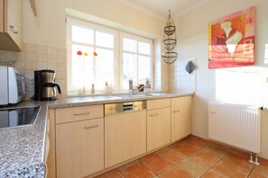 Køleskab, mikrobølgeovn, opvaskemaskine, kaffe-/temaskine