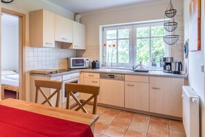 Køleskab, mikrobølgeovn, opvaskemaskine, kaffe-/temaskine