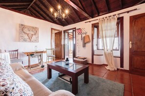 Fernseher, Bücher, Musikbibliothek, Stereoanlage