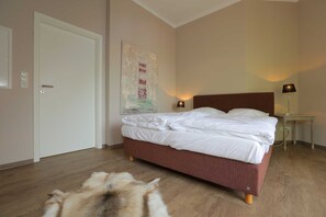 2 عدّة غرف نوم وسرير سفر وملاءات أسرّة