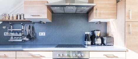 Køleskab, mikrobølgeovn, opvaskemaskine, kaffe-/temaskine