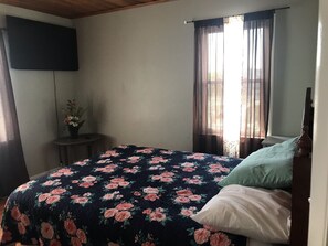 4 chambres, fer et planche à repasser, lit de bébé portatif