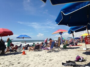 Nær stranden og solsenger