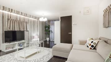2 bedrooms, individually decorated, desk, laptop workspace