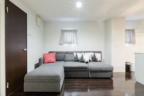 Executive-Apartment, Nichtraucher (Room 501) | Allergikerbettwaren, individuell dekoriert, Schreibtisch