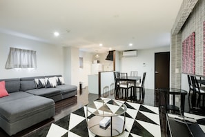 Executive-Apartment, Nichtraucher (Room 501) | Allergikerbettwaren, individuell dekoriert, Schreibtisch