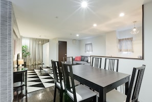 Executive-Apartment, Nichtraucher (Room 501) | Allergikerbettwaren, individuell dekoriert, Schreibtisch