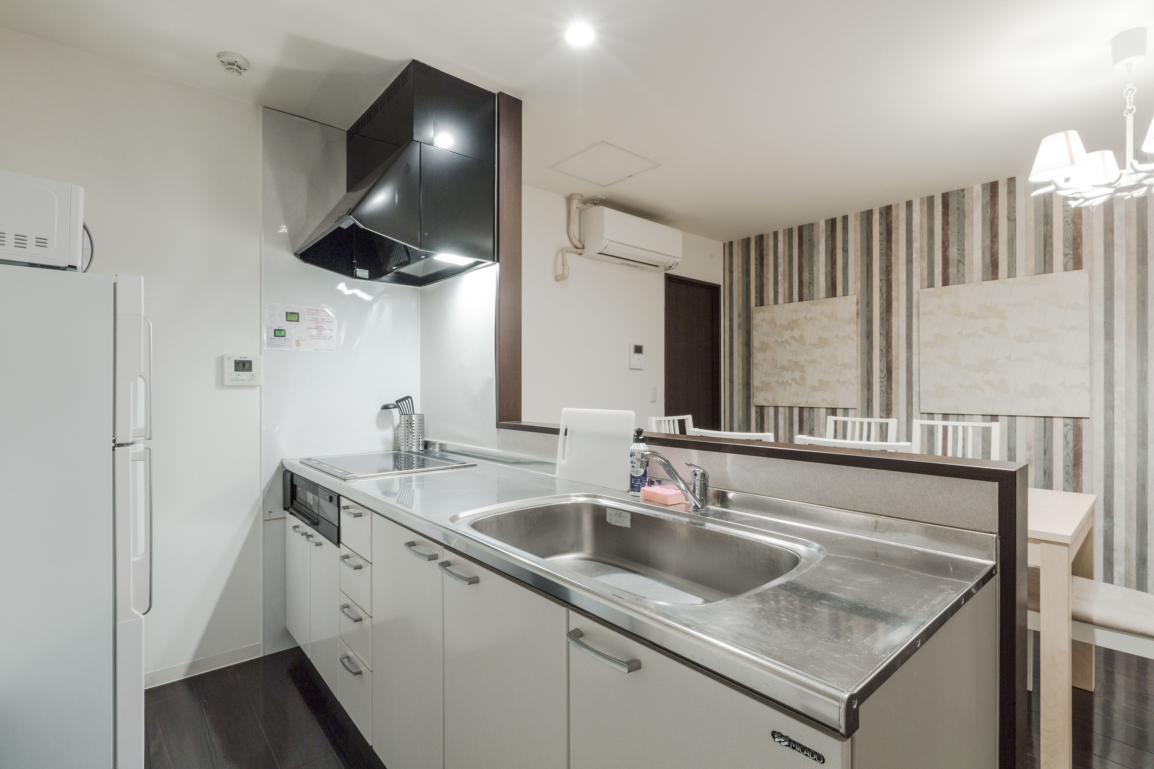 Apartemen Eksekutif, Bebas Asap Rokok (Room 401) | Dapur kecil pribadi | Lemari es, microwave, ketel listrik, dan peralatan masak/sendok-piring