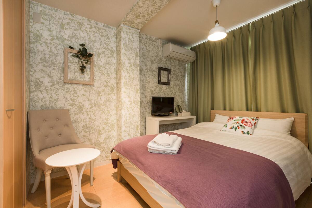 Deluxe Apartment, Non Smoking (Room 601) | Hypo-allergenic bedding available, desk, laptop workspace