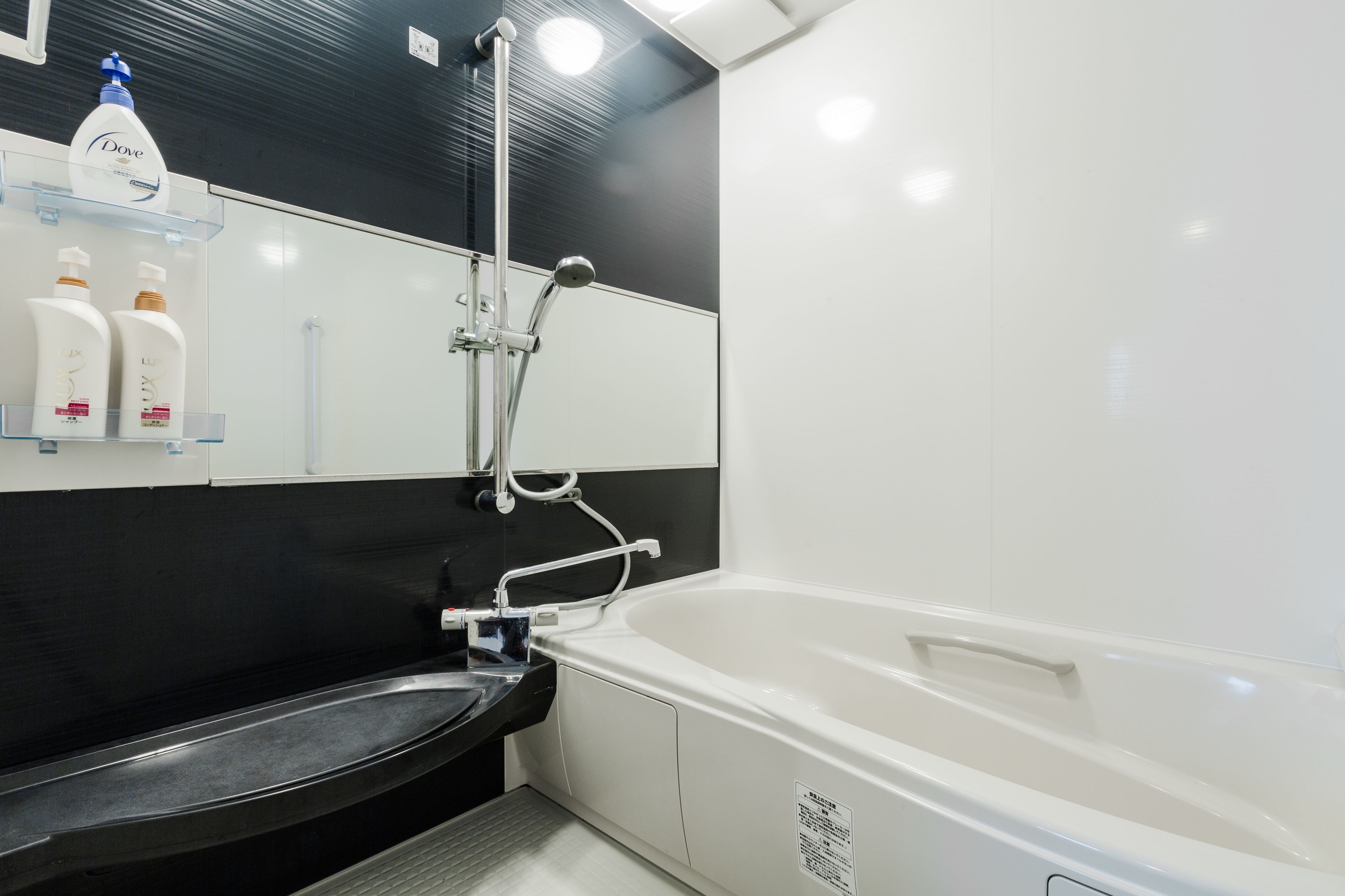 Bañera y ducha independientes, bañera profunda