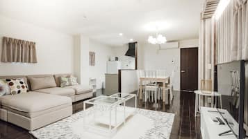 Executive Apartment, Non Smoking (Room 401) | 2 bedrooms, individually decorated, desk, laptop workspace