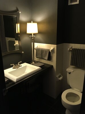 Bathtub, hair dryer, towels, soap - 15th fl downtown w/ Mtn. View, spacious, safe - Denver license #2023-BFN-0051906 (Denver)