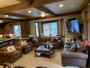 Flat-screen TV, fireplace, video-game console, DVD player - 5 Star + Luxury + 2500 SqFt + 3 Bedrooms + Sleep 8 + Walk to SKI Chairlifts (Mammoth Lakes)