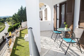 Outdoor dining - Cecilias Apartments Corfu (Kerkyra)