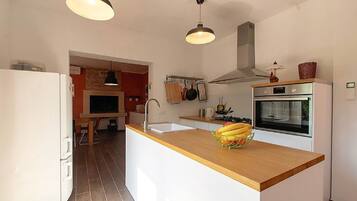 Frigorifero, microonde, forno, piano cottura