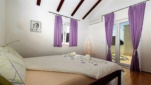 2 makuuhuonetta, työpöytä, silitysrauta/-lauta, ilmainen Wi-Fi