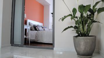 5 chambres, bureau, fer et planche Ă repasser, lit parapluie