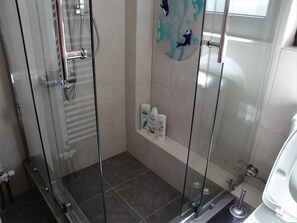 Combined shower/bathtub, jetted bath, hair dryer, towels - New vacation villa, greek garden ,swimming pool, bbq, great view, 2 km from sea (Koropi)