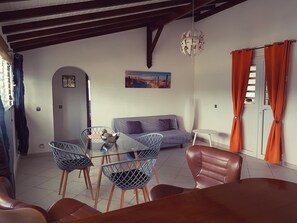 Télévision à écran plat, table de tennis de table