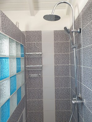 Ducha, secador de pelo, toallas
