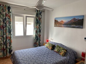 2 makuuhuonetta, tallelokero huoneessa, silitysrauta/-lauta