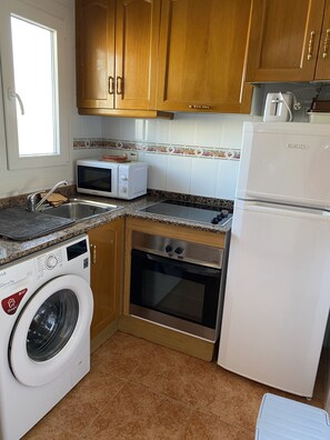 Een koelkast, een magnetron, een oven, een kookplaat