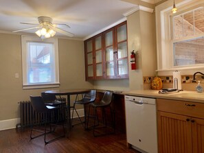 Full-size fridge, microwave, oven, stovetop - Rural Home, Hot Tub, Campfire, Hardwood Floors (Harpers Ferry)